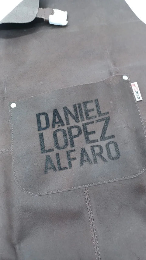 Delantal Pechera Parrillera Cuero Dark + Grabado Láser