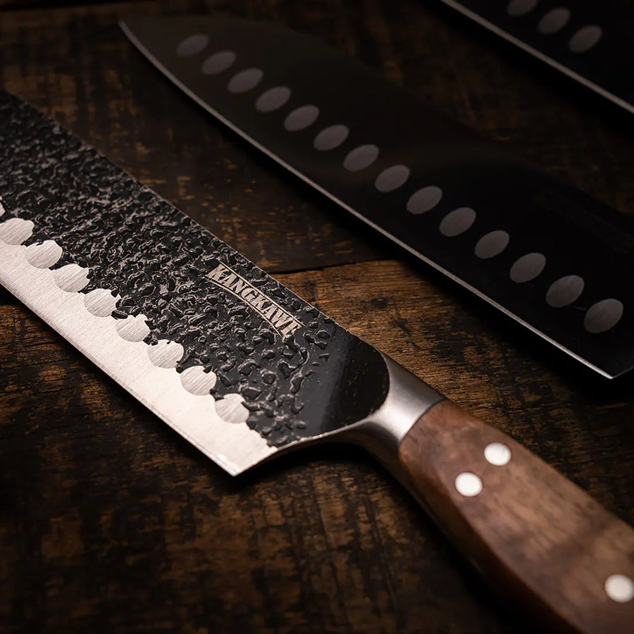 Cuchillo Santoku Pulmahue Martillado Kangkawe con Funda de Cuero + Grabado