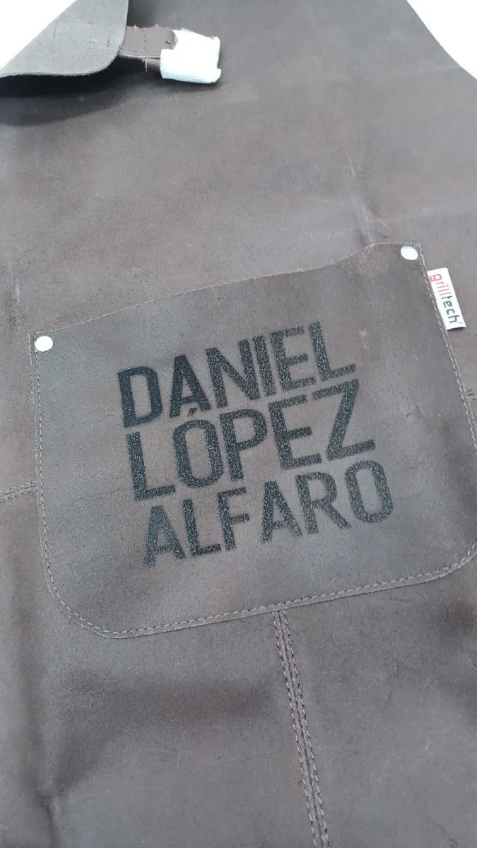 Delantal Pechera Parrillera Cuero Dark + Grabado Láser (foto 3)