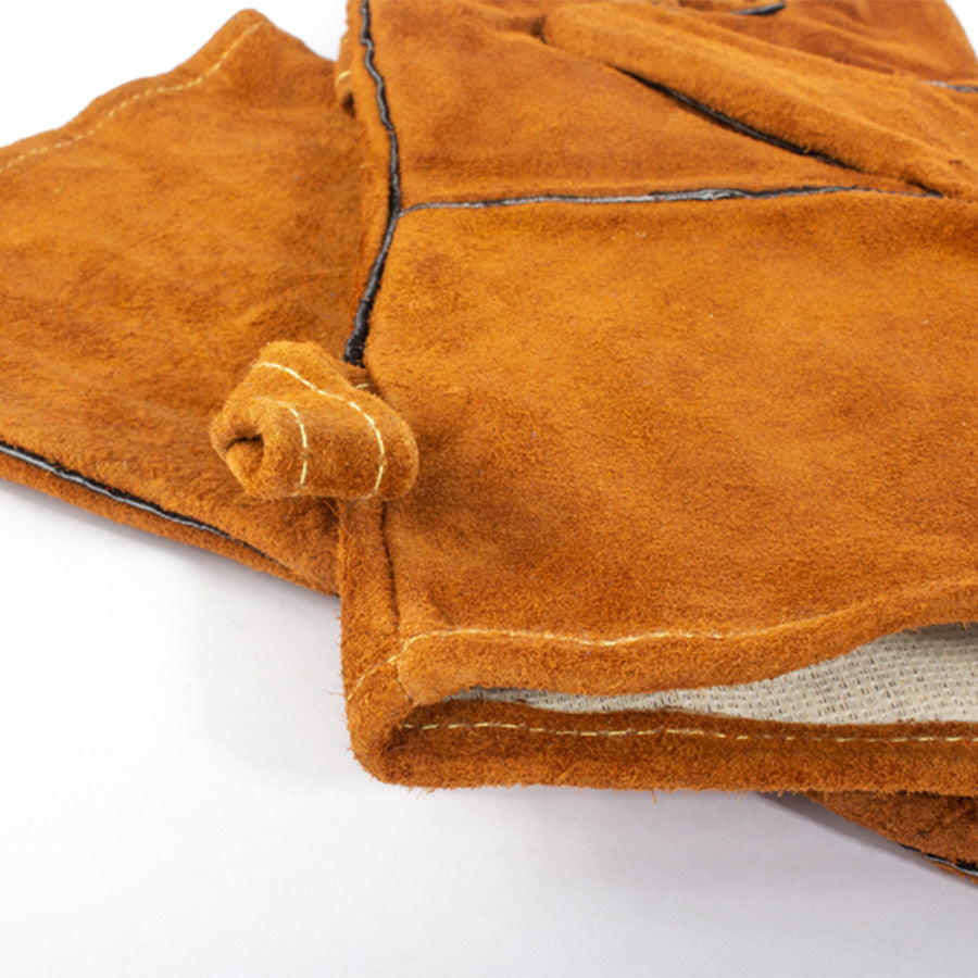 Detalle de costuras del guante de cuero de reno