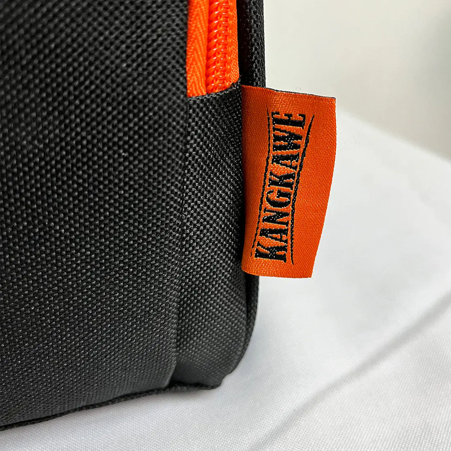 Detalle de la etiqueta Kangkawe del bolso cooler 32 litros