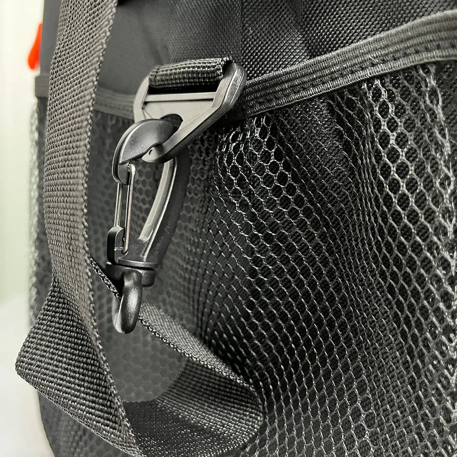 Detalle del mosquetón del bolso cooler Kangkawe 32 litros