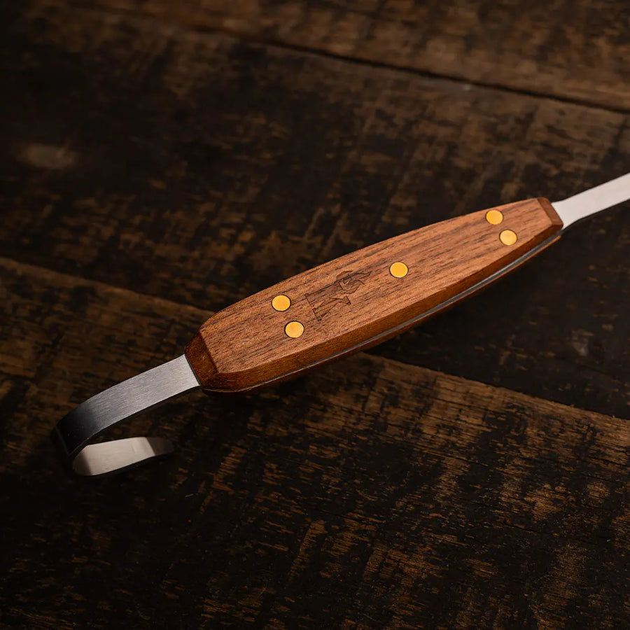 Detalle del mango de madera de la cuchara parrillera Pro Kangkawe