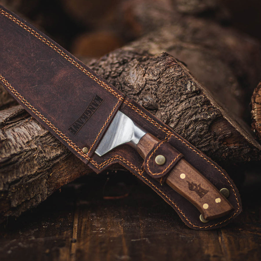 Cuchillo Catemu Kangkawe con funda de cuero en ambiente de asado