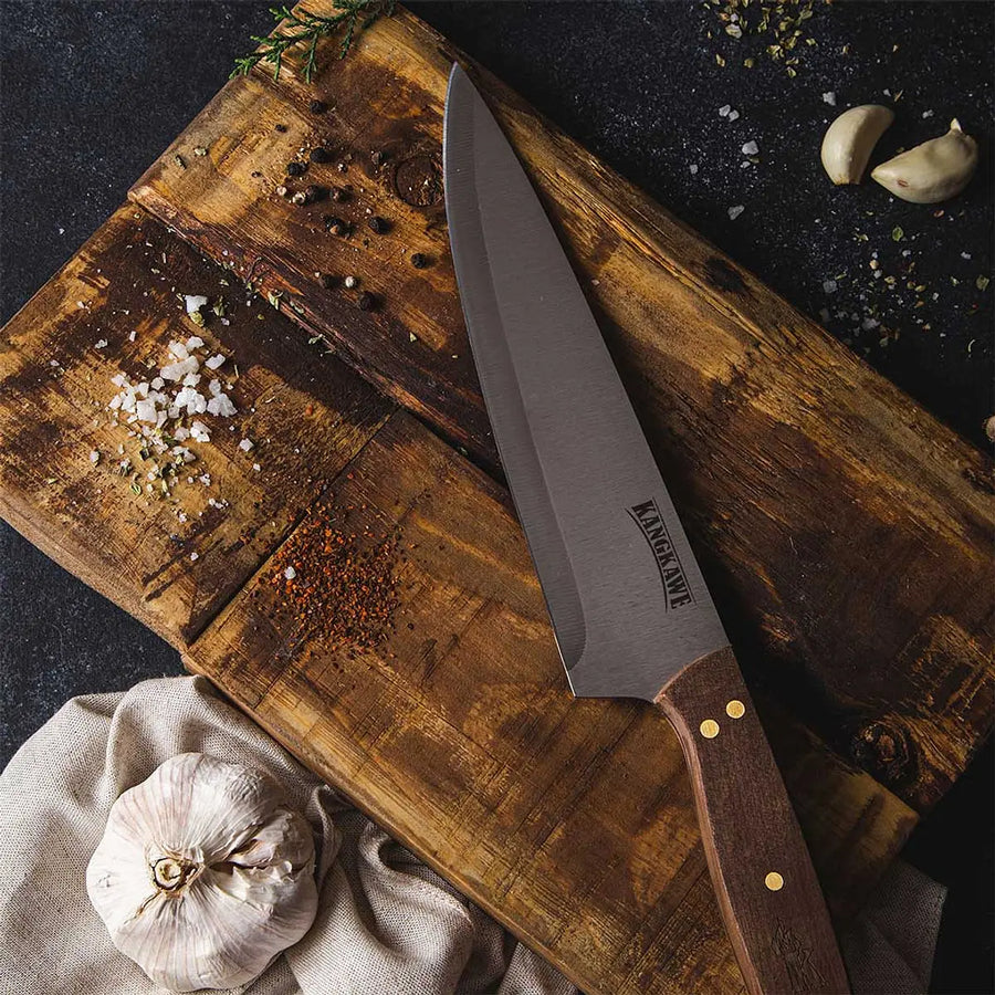 Cuchillo parrillero 8 pulgadas Kangkawe sobre tabla de madera para asado