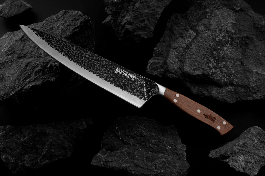 Cuchillo parrillero Curacaví martillado Kangkawe sobre carbón de parrilla