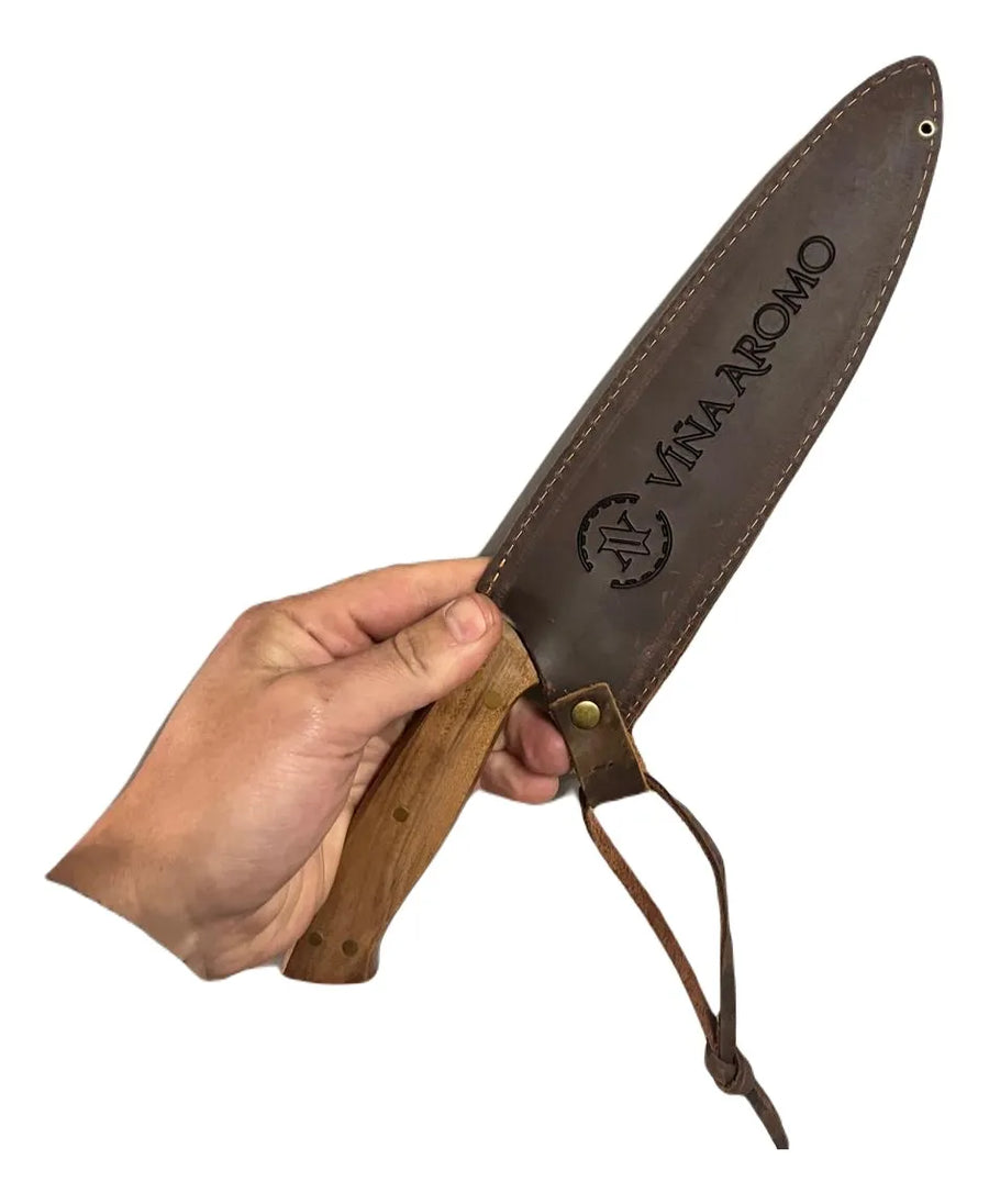 Detalle de la funda de cuero del cuchillo parrillero Kangkawe con el logo Kangkawe