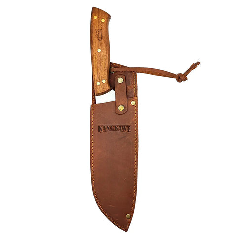 Cuchillo santoku Coñaripe Kangkawe guardado en su funda de cuero