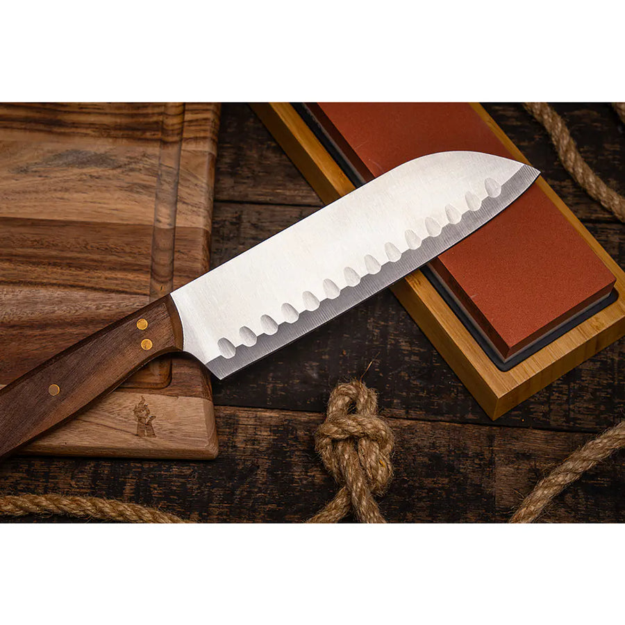 Cuchillo santoku Coñaripe Kangkawe en ambiente de asado