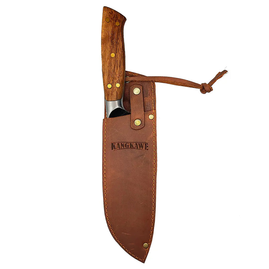 Cuchillo santoku Pulmahue martillado Kangkawe guardado en su funda de cuero