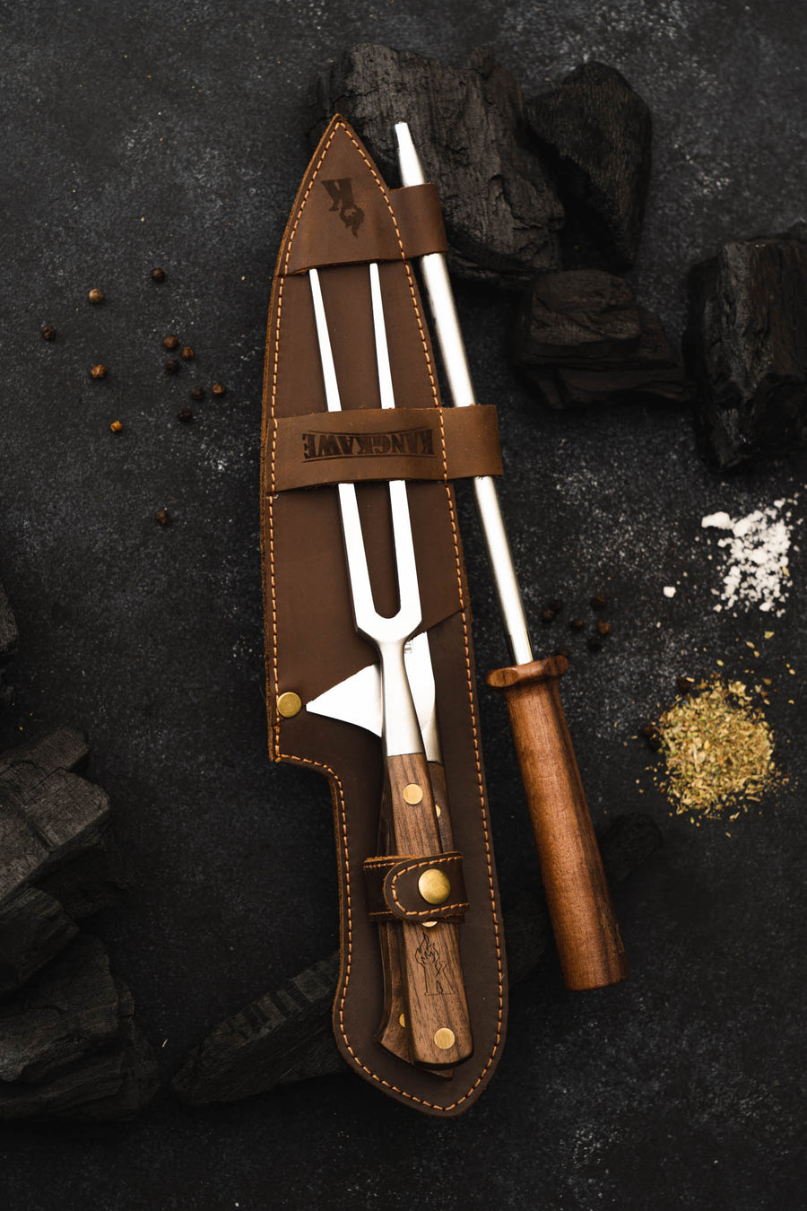 Trilogía en Cuero Kangkawe: Pincho Pro + Cuchillo Catemu + Astil + Grabado Láser
