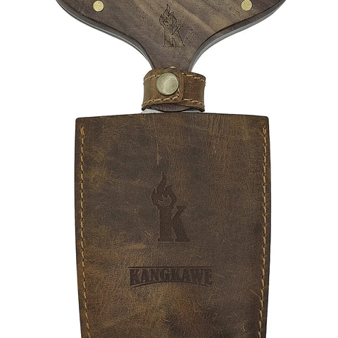 Detalle de la funda de cuero de la garra de oso búfalo Kangkawe con el logo de la marca