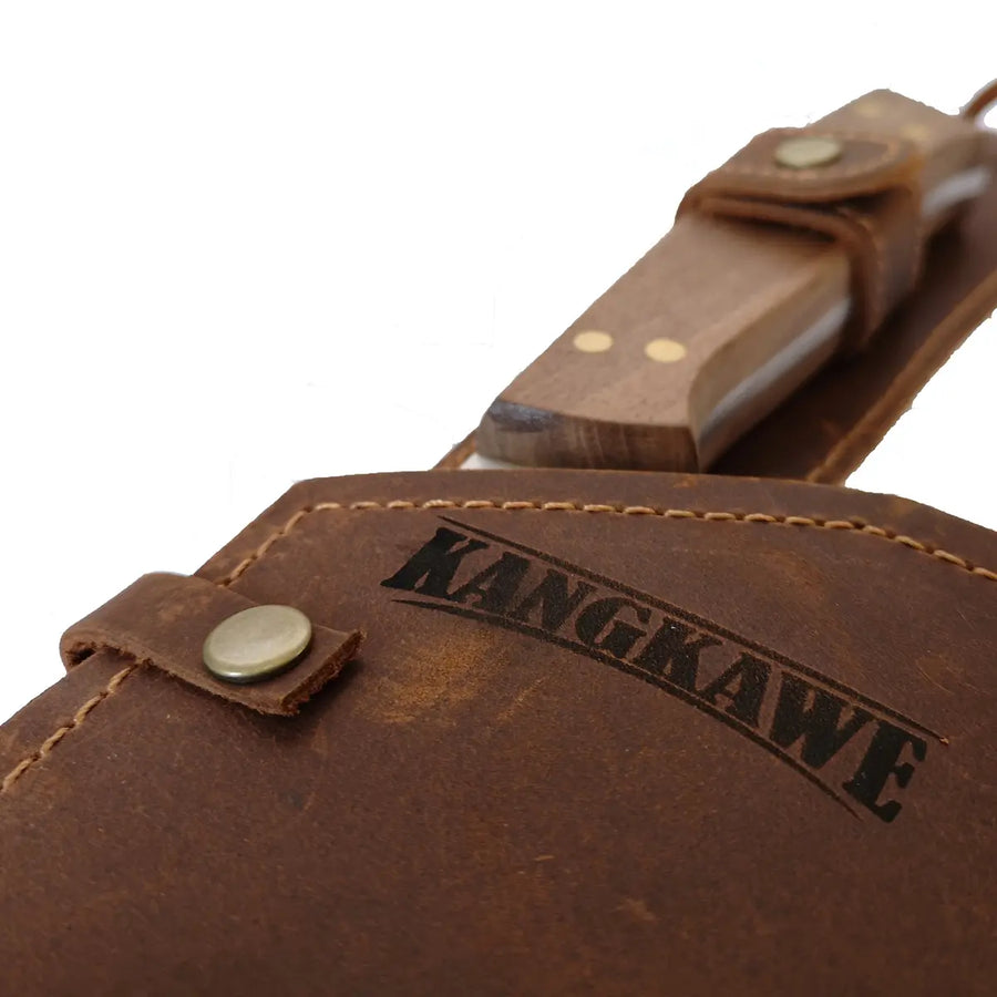 Detalle de la funda de cuero del machete parrillero Riñihue Kangkawe con el logo Kangkawe