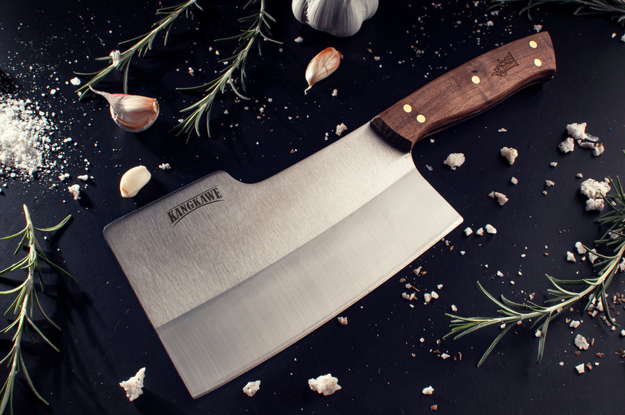 Machete parrillero Riñihue Kangkawe sobre tabla de madera para asado