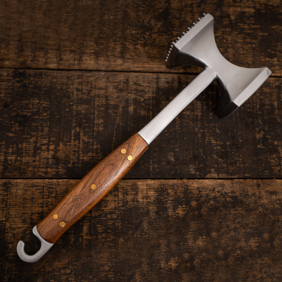 Martillo ablandador de carne Kangkawe sobre tabla de madera para asado