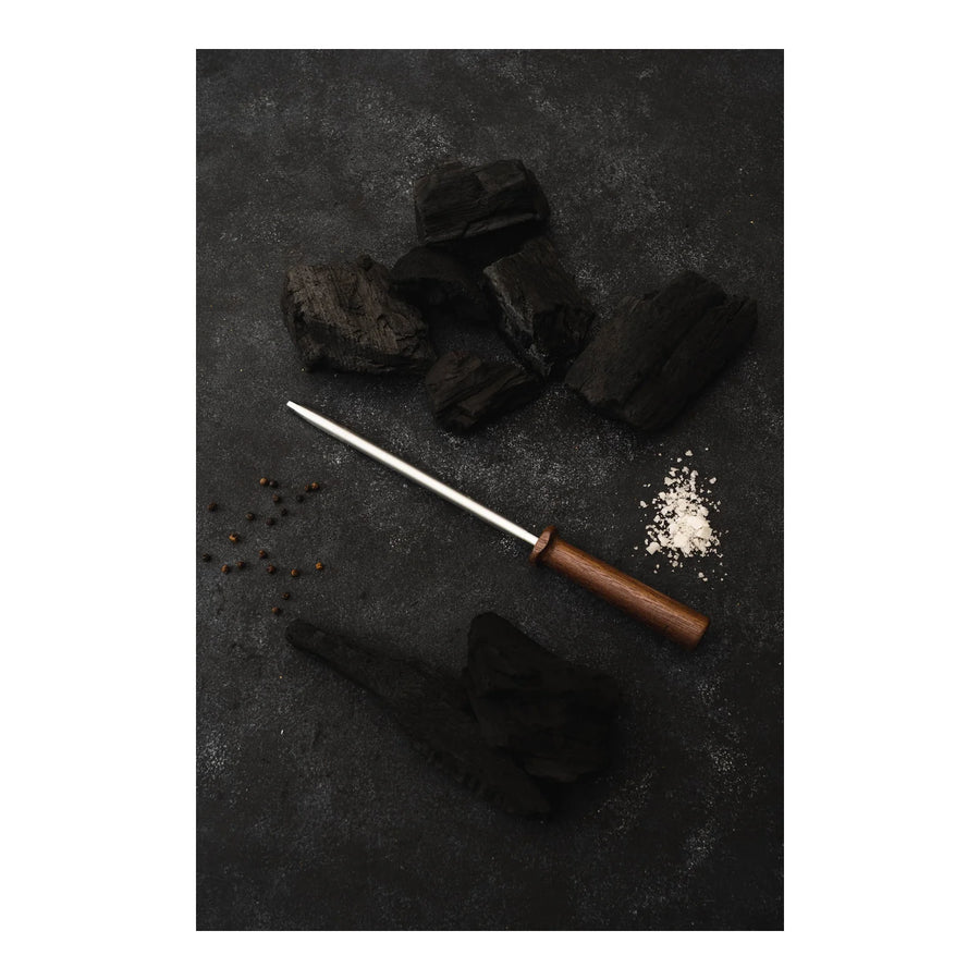 Chaira afiladora Astil Kangkawe sobre carbón de parrilla