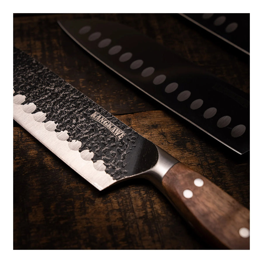 Cuchillo santoku Pulmahue martillado Kangkawe sobre tabla de madera para asado