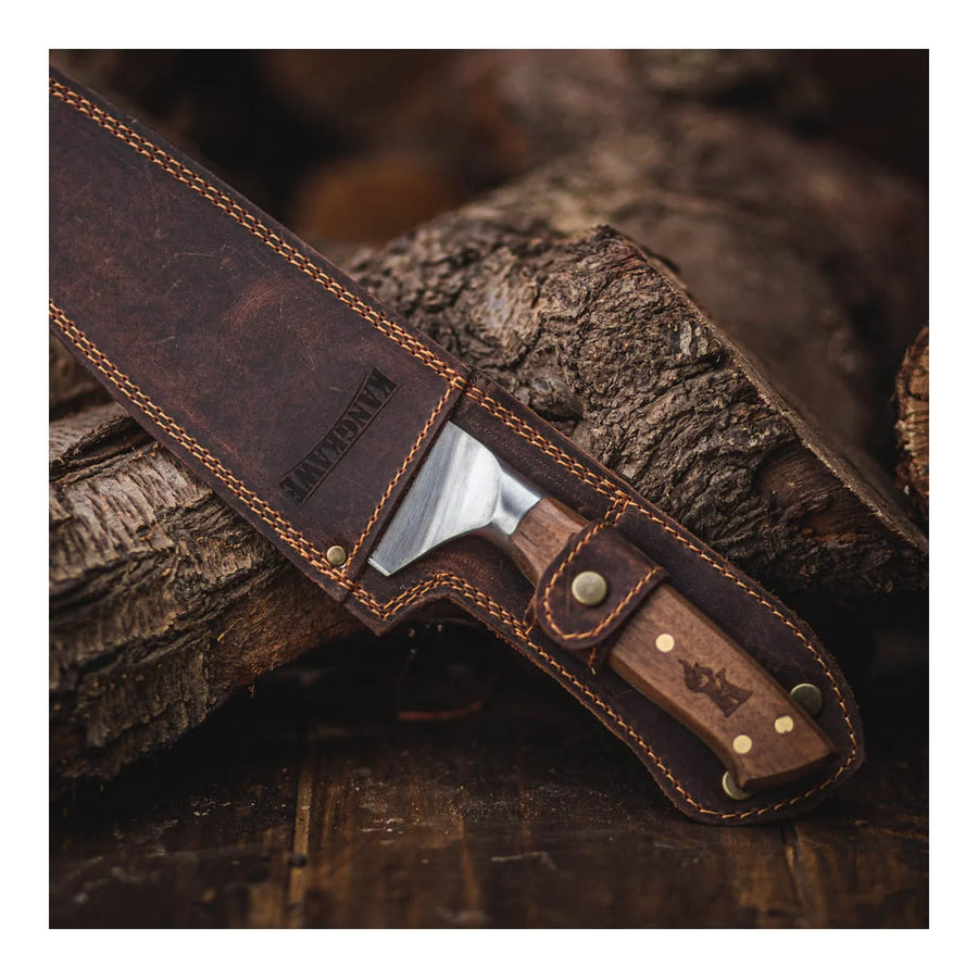 Cuchillo Catemu Kangkawe con funda de cuero en ambiente de asado