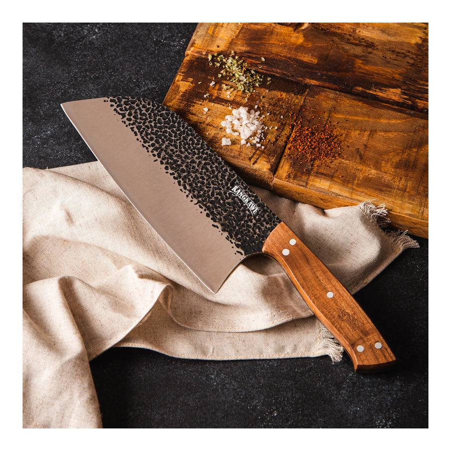 Machete parrillero Panguipulli Kangkawe sobre tabla de madera para asado