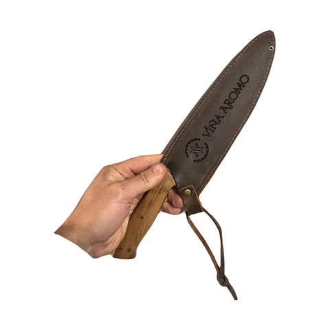 Detalle de la funda de cuero del cuchillo parrillero Kangkawe con el logo Kangkawe