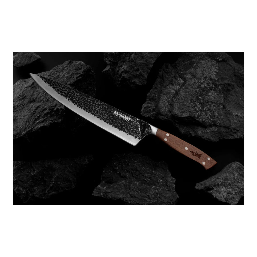 Cuchillo parrillero Curacaví martillado Kangkawe sobre carbón de parrilla