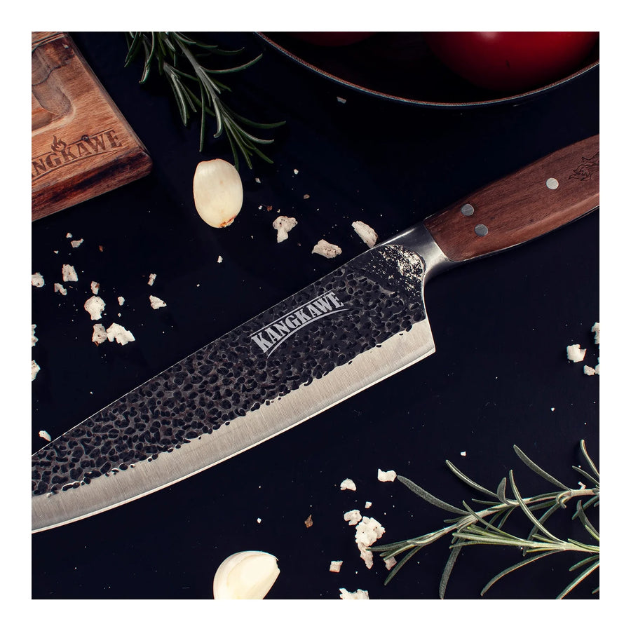 Cuchillo parrillero Curacaví martillado Kangkawe sobre tabla de madera para asado