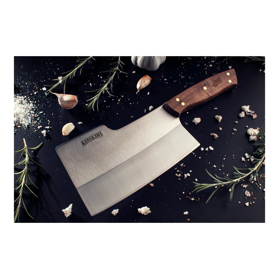 Machete parrillero Riñihue Kangkawe sobre tabla de madera para asado