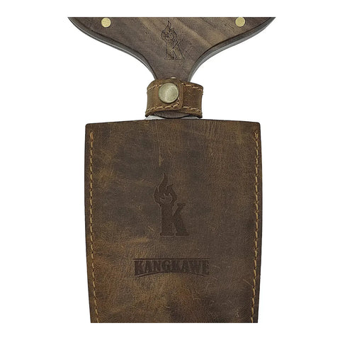 Detalle de la funda de cuero de la garra de oso búfalo Kangkawe con el logo de la marca
