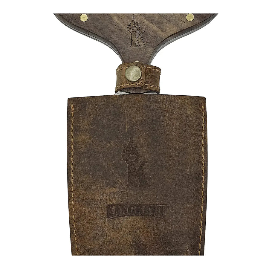 Detalle de la funda de cuero de la garra de oso búfalo Kangkawe con el logo de la marca