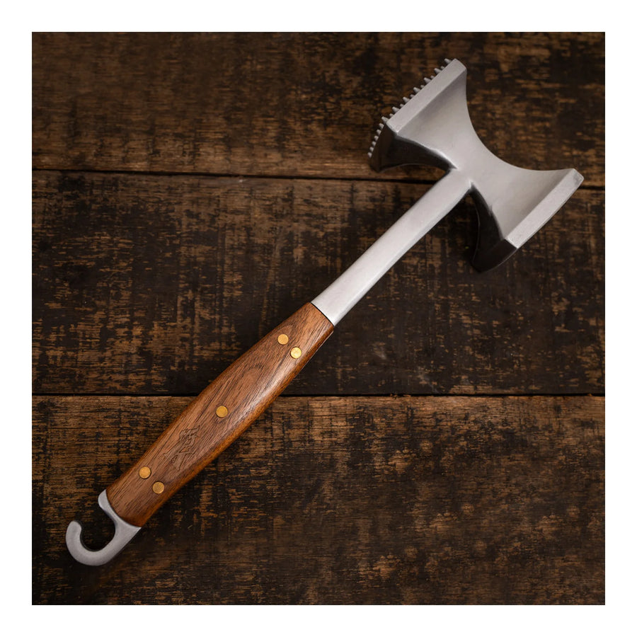 Martillo ablandador de carne Kangkawe sobre tabla de madera para asado