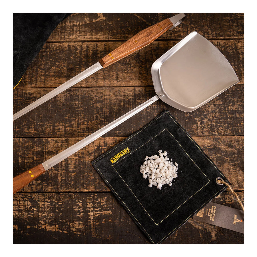 Pala carbonera Pro XL Kangkawe sobre tabla de madera para asado