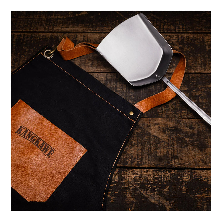 Pala carbonera Pro XL Kangkawe junto al delantal de cuero Kangkawe