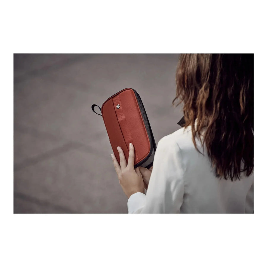 Porta Documentos de Viaje Victorinox con Bloqueo Rfid Color Rojo 610598