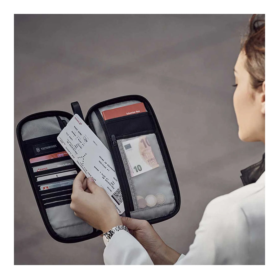 Porta Documentos de Viaje Victorinox con Bloqueo Rfid Color Rojo 610598