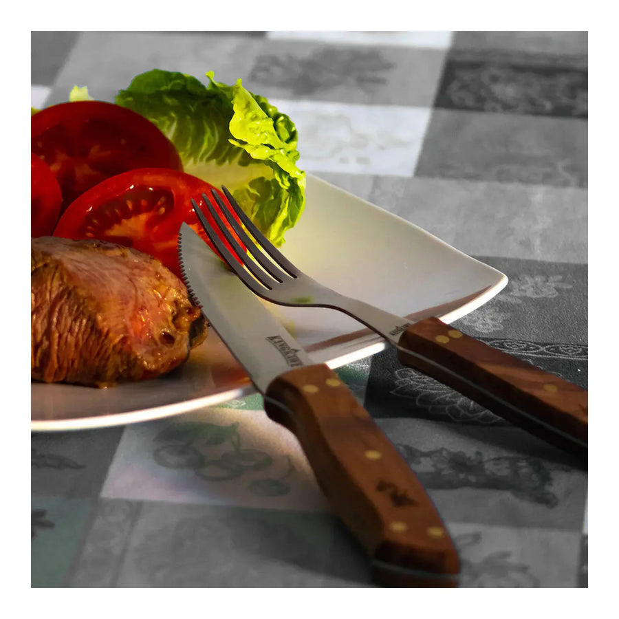 Set 2 cuchillos y 2 tenedores para asado Kangkawe en ambiente de asado