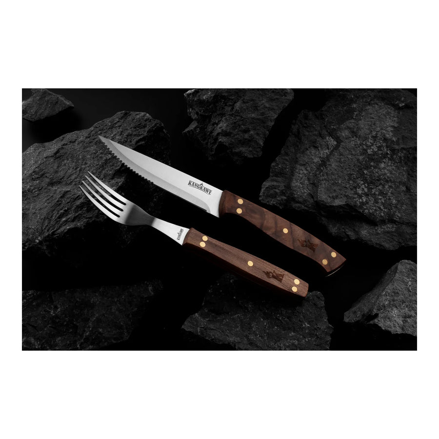 Set 8 piezas cuchillos y tenedores Kangkawe sobre carbón de parrilla