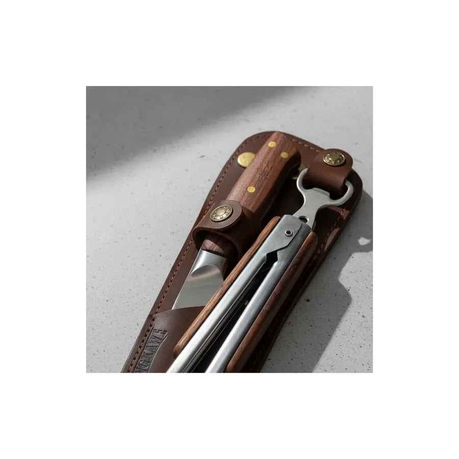 Detalle del set cuchillo Catemu y tenaza Kangkawe con funda de cuero café