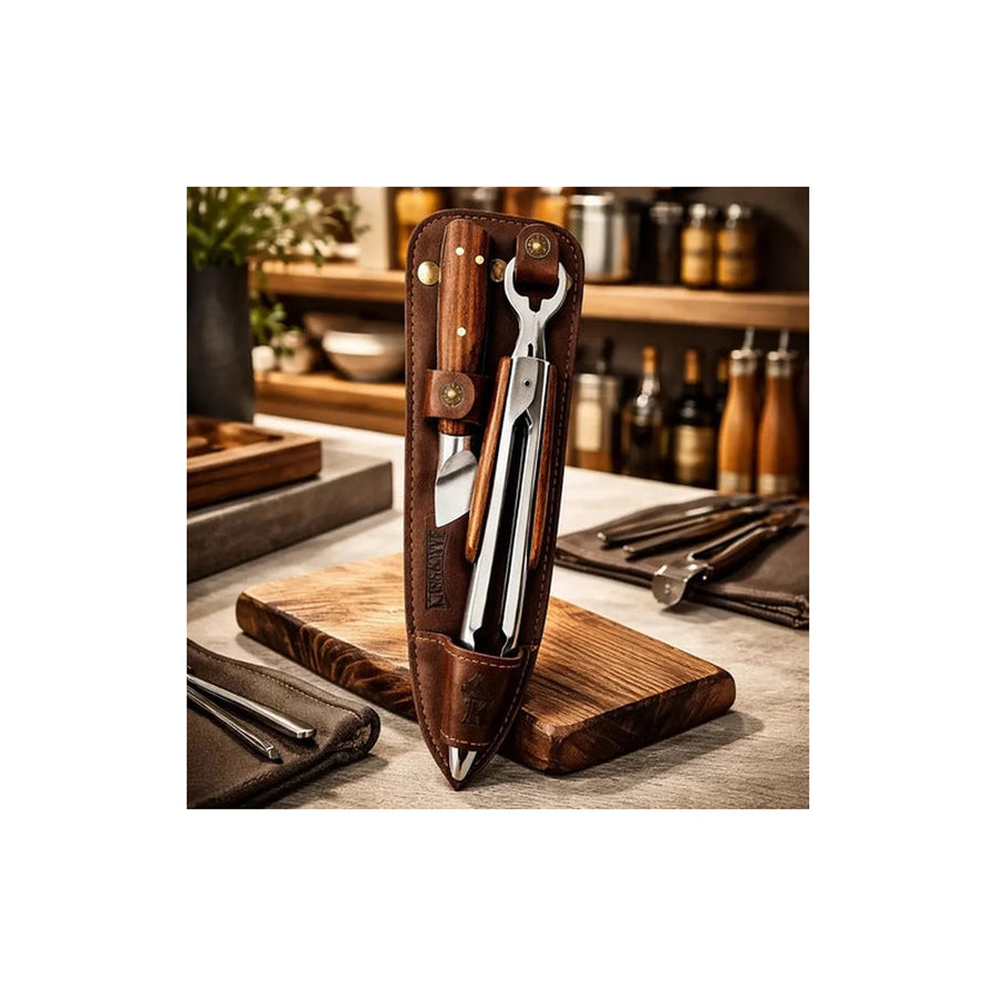Set cuchillo Catemu y tenaza Kangkawe con funda de cuero café en ambiente de asado