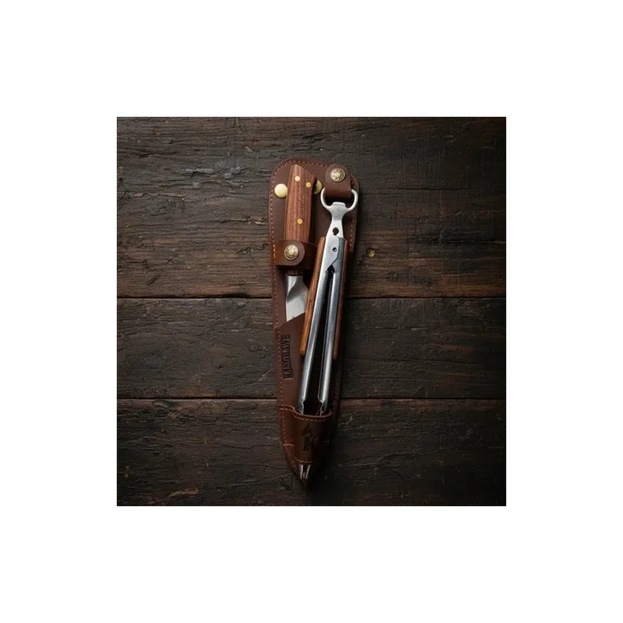 Set cuchillo Catemu y tenaza Kangkawe con funda de cuero café sobre madera rústica
