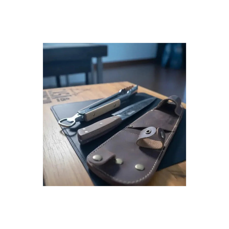 Set cuchillo Curacaví y tenaza Kangkawe con funda al cinto en ambiente de asado