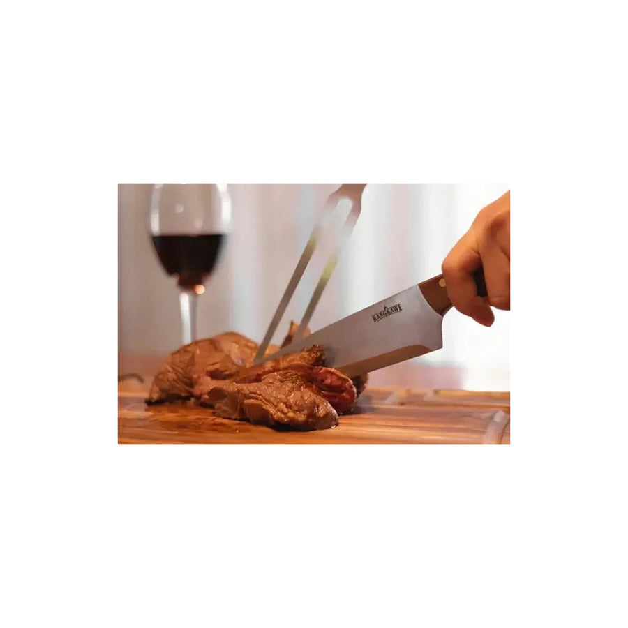 Set parrillero cuchillo y tenedor Kangkawe con funda de cuero cortando carne en pleno asado