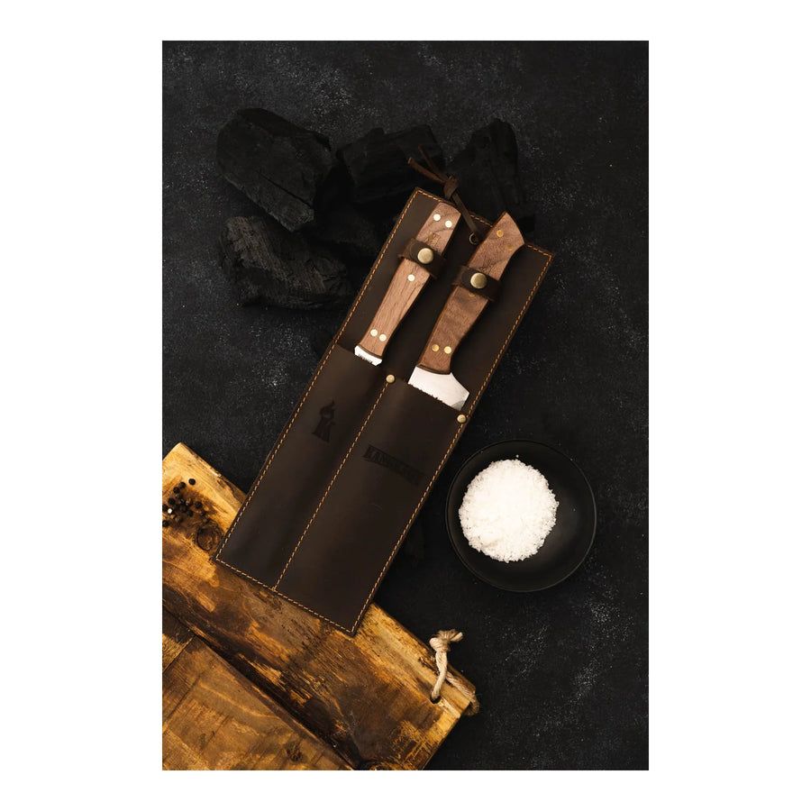 Set parrillero con funda de cuero Kangkawe sobre carbón de parrilla