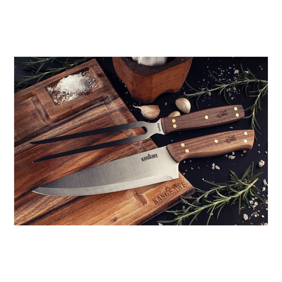 Set parrillero cuchillo y tenedor Kangkawe sobre tabla de madera para asado
