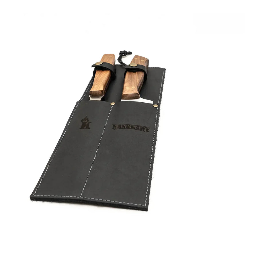 Detalle del set parrillero Kangkawe con funda de cuero negra