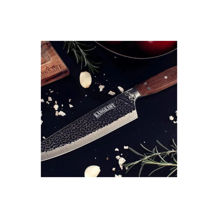 Set parrillero Kangkawe cuchillo martillado y pinza en ambiente de asado