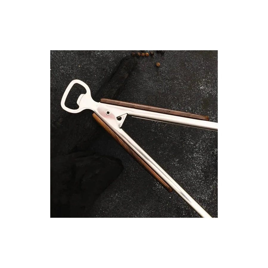 Detalle del destapador de la pinza del set parrillero Kangkawe cuchillo martillado y pinza