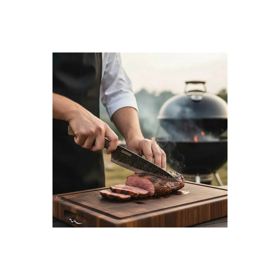 Set parrillero Kangkawe cuchillo martillado y pinza cortando carne en pleno asado