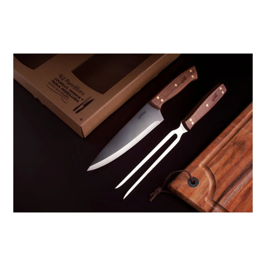 Set parrillero con tabla Kangkawe en ambiente de asado