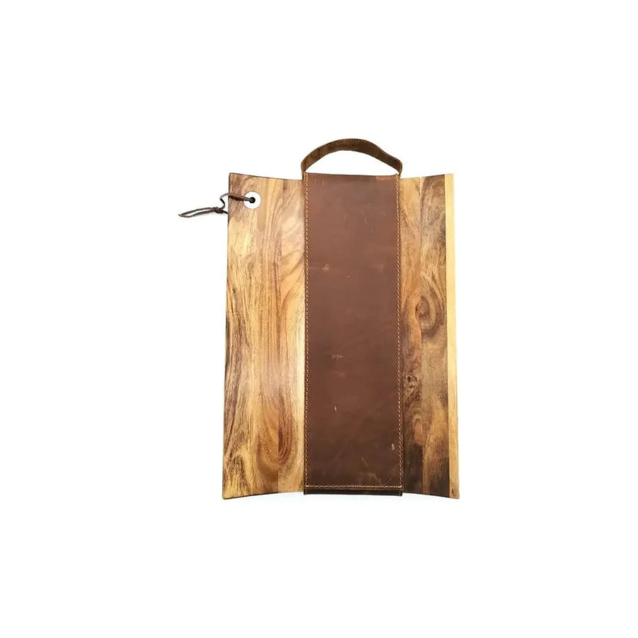 Set parrillero Kangkawe tabla y cuchillo guardado en su funda de cuero