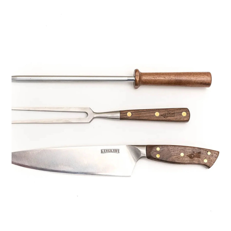 Detalle de la trilogía en cuero Kangkawe pincho, cuchillo Catemu y astil